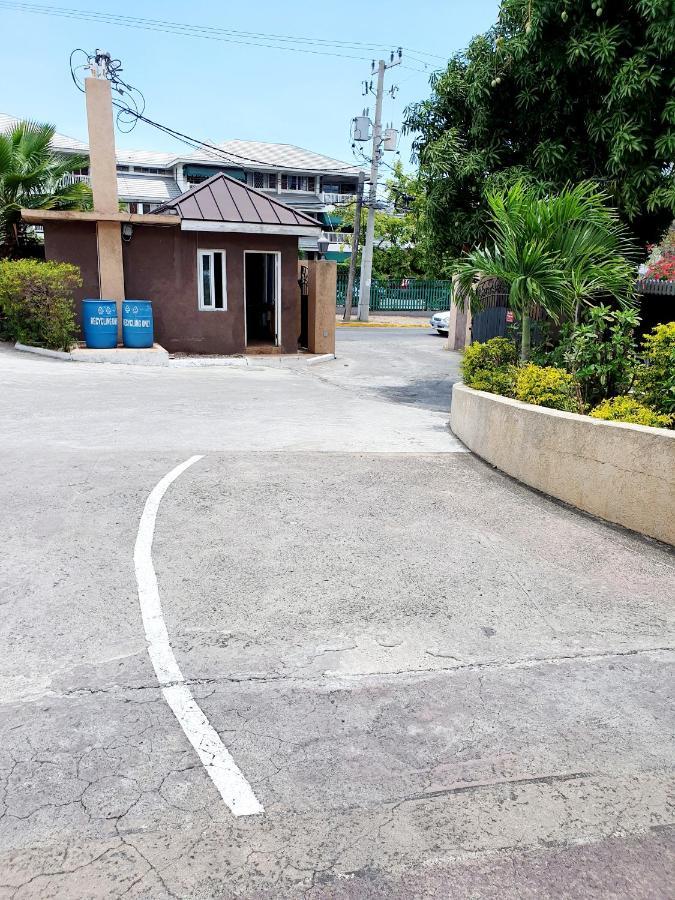 Central Upscale New Kingston Apt With Pool Exterior foto